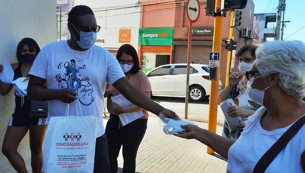 Sindicato da Saúde de Jaú entrega 'Carta Aberta' para alertar sobre covid-19 e distribui máscaras